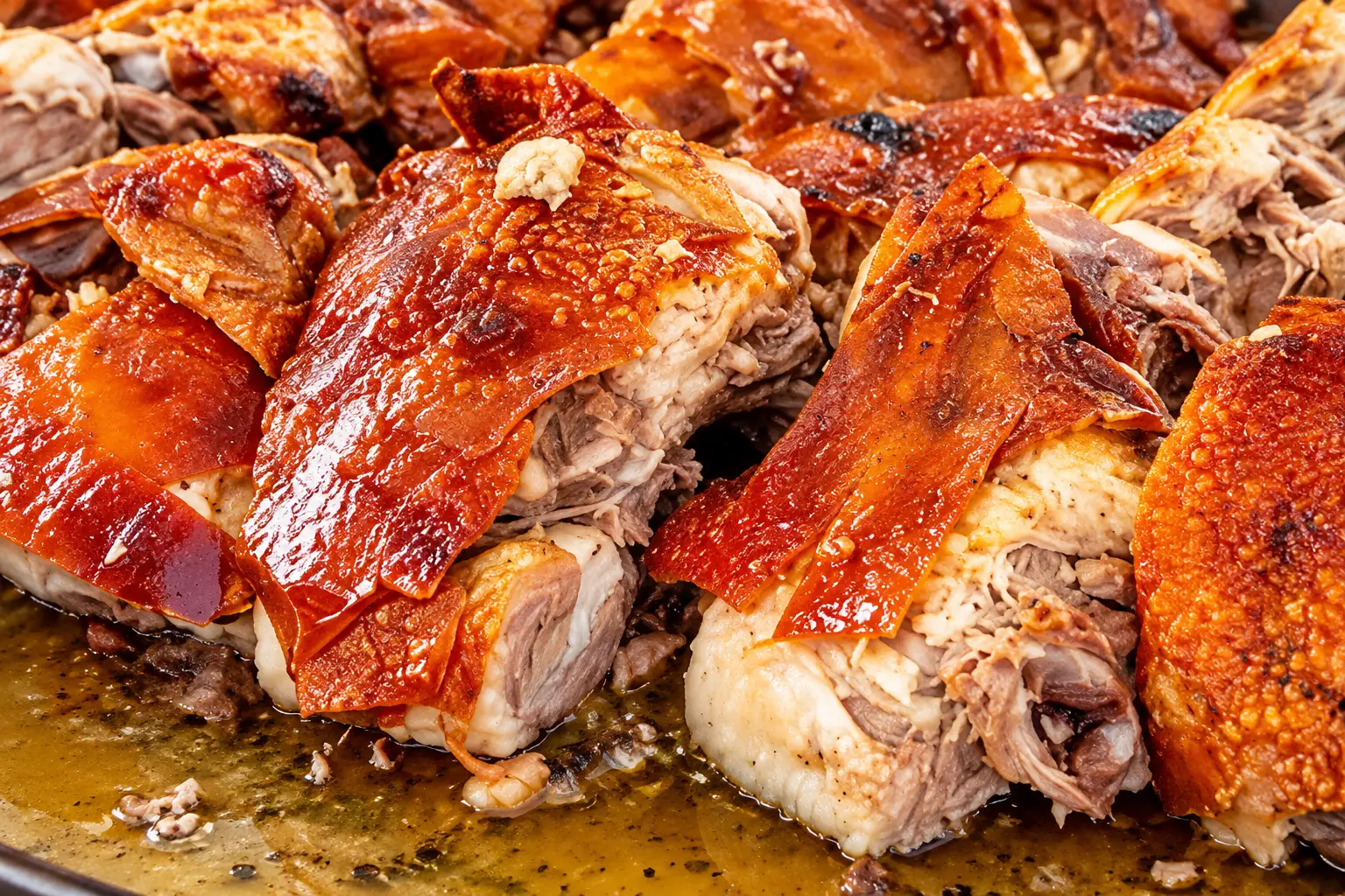Corteza crujiente de cochinillo asado Cochinillo Preasado en porciones de 1/8 - Imagen 1